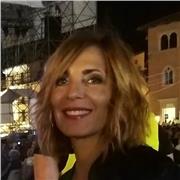 Laureata in lingue, molto paziente, precisa e puntuale, impartisce lezioni di italiano per stranieri e di inglese